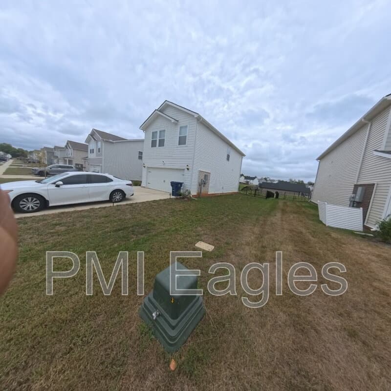 Clarksville House: 827 Moray Lane