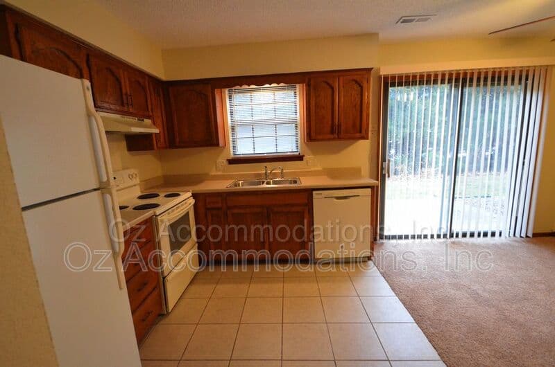 Lee's Summit Townhome: 313 NE Timbercreek Dr.
