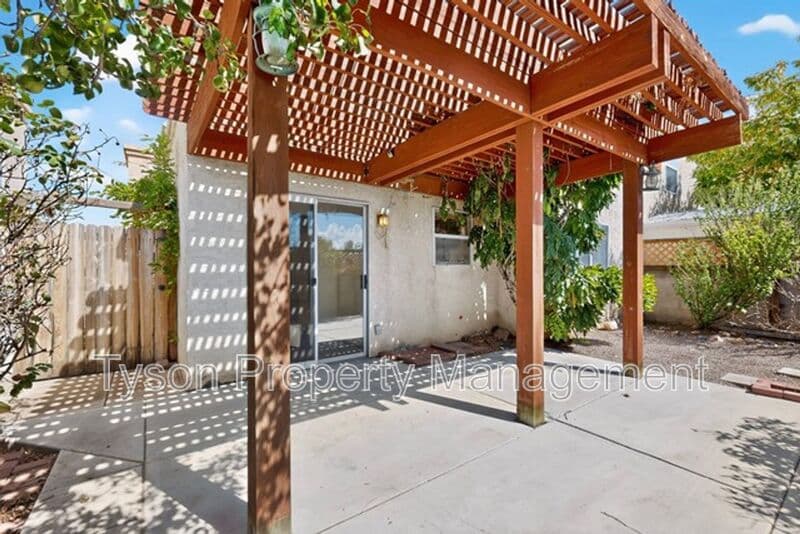 Albuquerque House: 10008 Del Chaparral Ct NE
