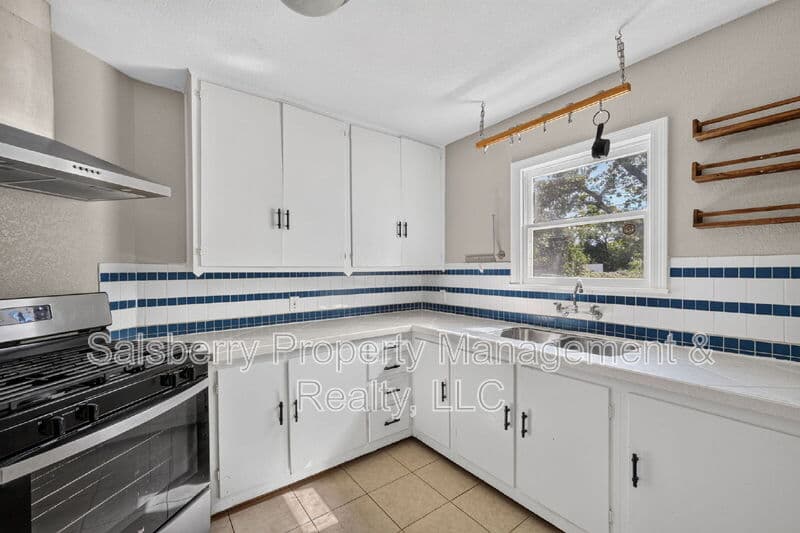 River Oaks House: 4833 Black Oak Lane