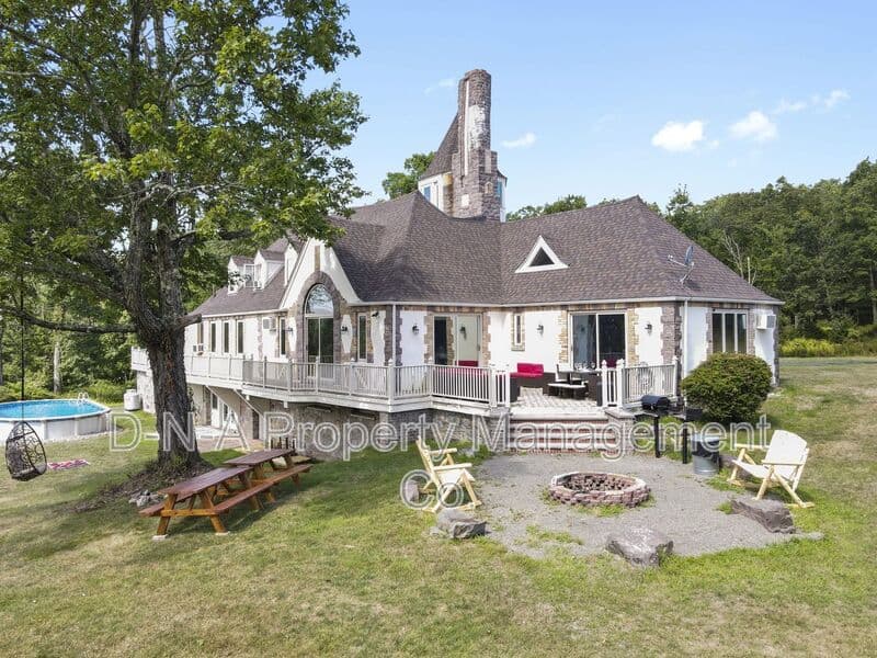 Mount Pocono House: 133 Montanesca Road