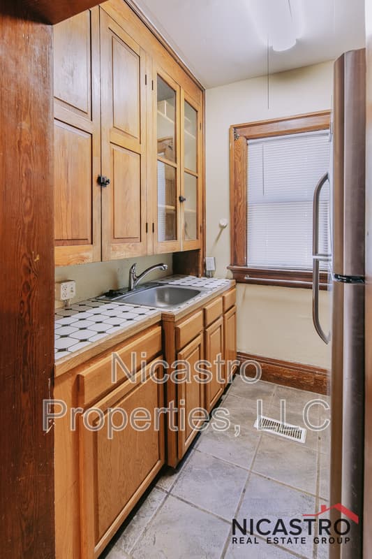 Columbus House: 182 E Lane Avenue