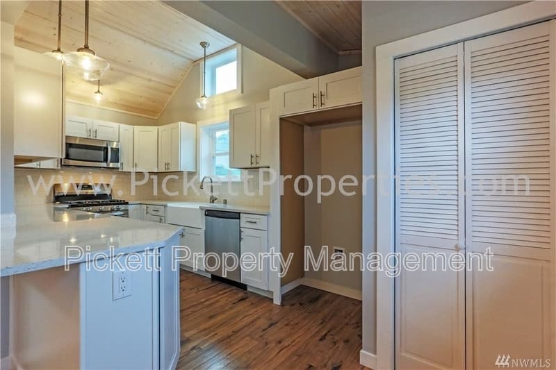 Bremerton House: 1120 Cogean Ave