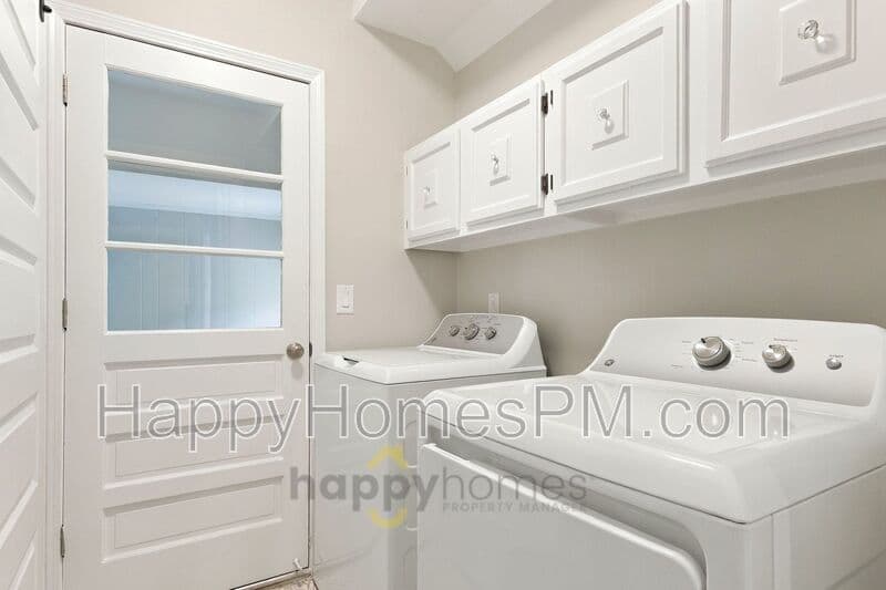 Summerville House: 111 Flicker Lane