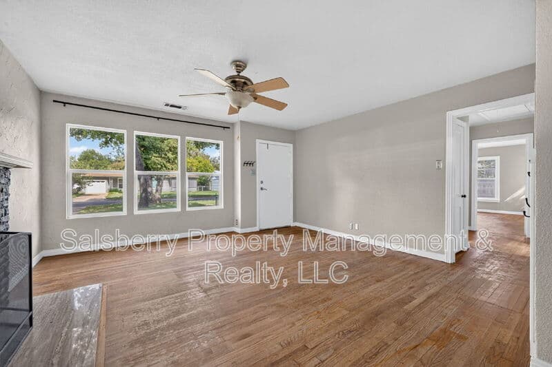 River Oaks House: 4833 Black Oak Lane