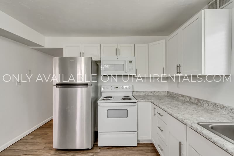 Farmington House: 398 W State St