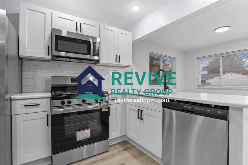 Roseville House: 28059 Floral Street