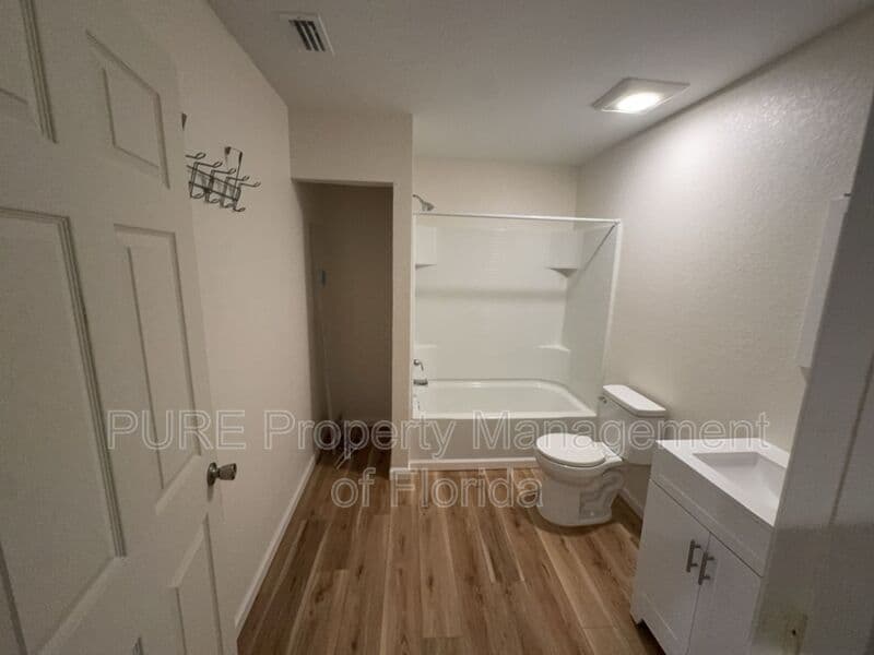 Williston House: 11330 NE 66th Lane