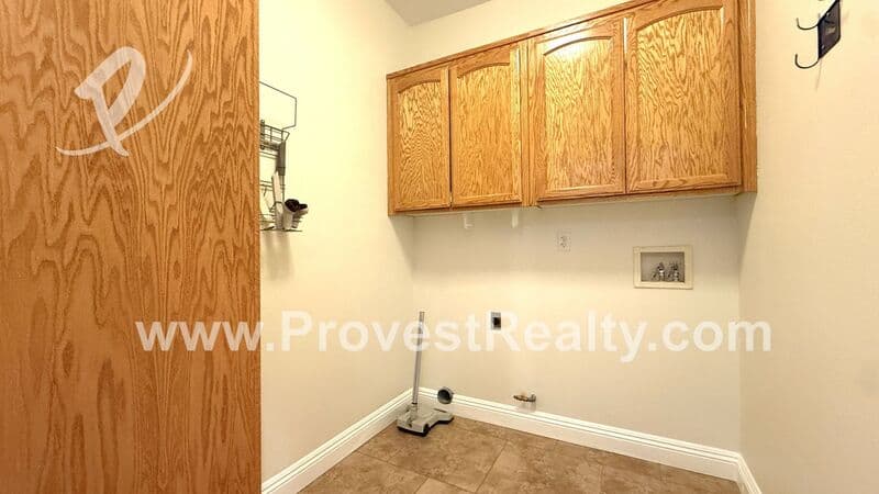 Victorville House: 18064 Mariner Dr