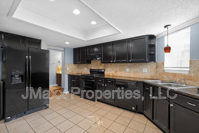 Norcross House: 1024 Wiltshire Way Northwest