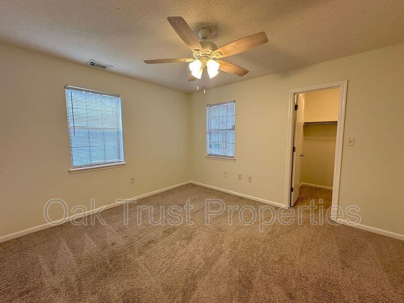 North Charleston House: 7794 McKnight Dr