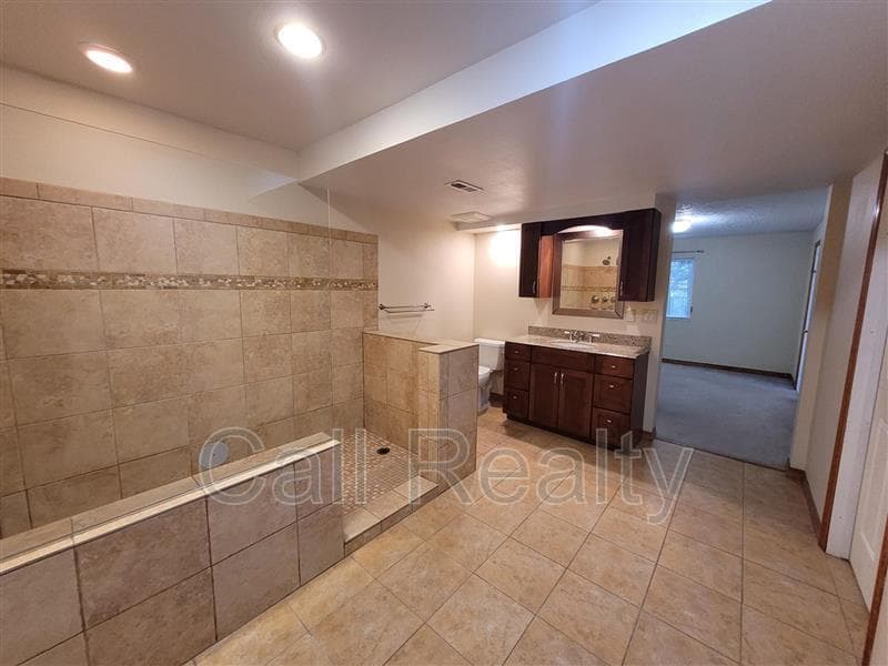 Spokane House: 4720 S Pender Ln
