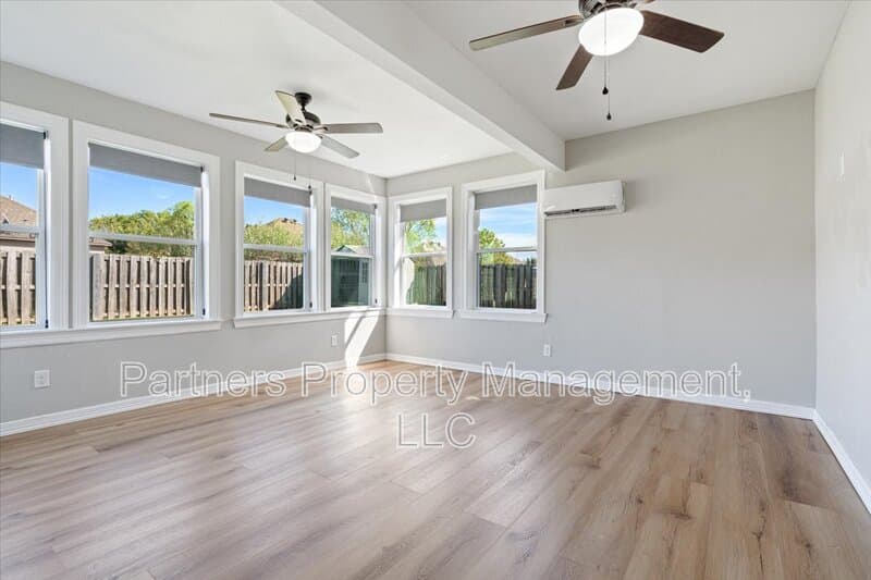 Fayetteville House: 596 North Fox Meadows Lane