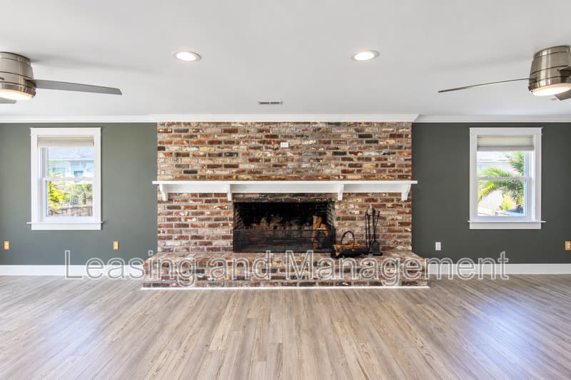 Charleston House: 823 Jordan Street