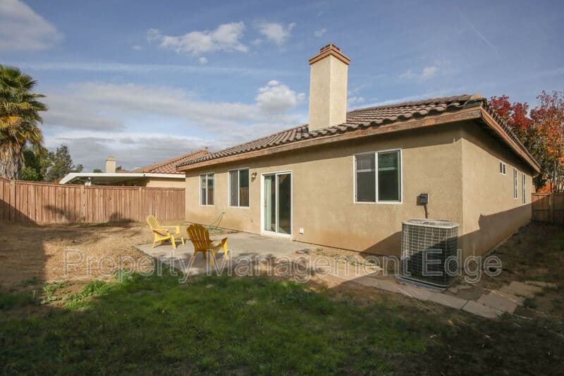 Hemet House: 127 Fuerte Ct