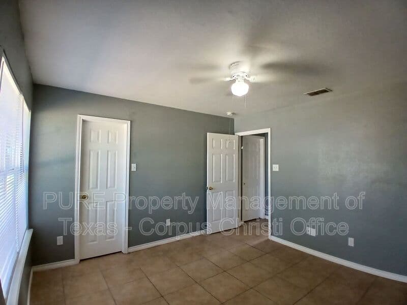 Corpus Christi House: 1941 Sunnycrest St