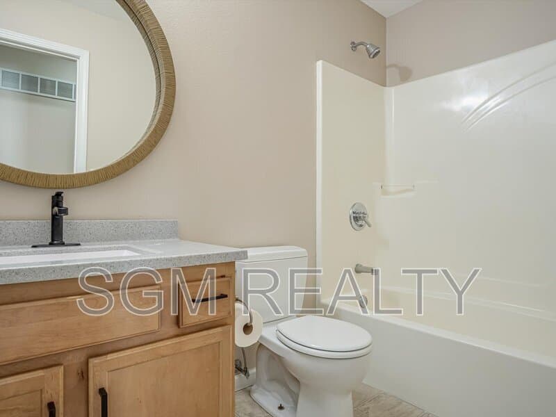 Waterloo House: 1116 Maplewood Ln