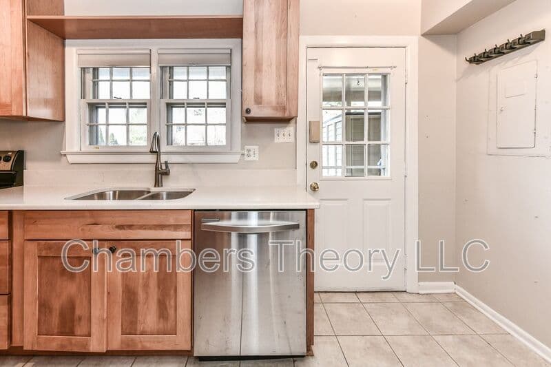 Falls Church Condo: 445 Hampton Ct