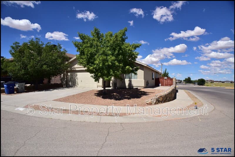 El Paso House: 14325 Island Point Drive