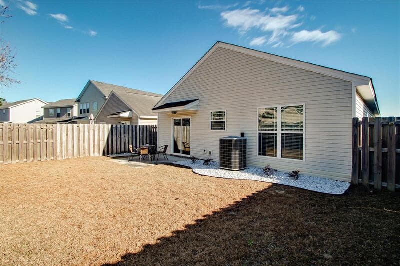 Savannah House: 11 Summer Lake Way