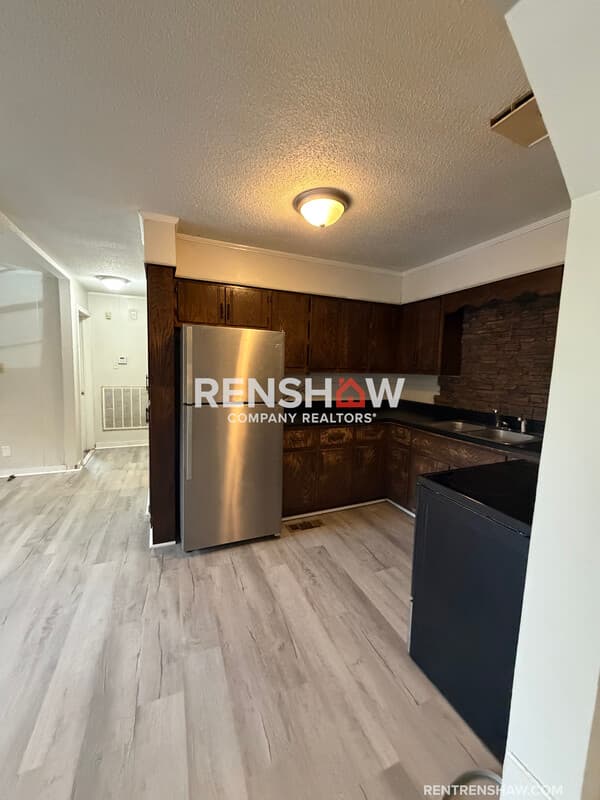 Lexington House: 450 Bedwell St