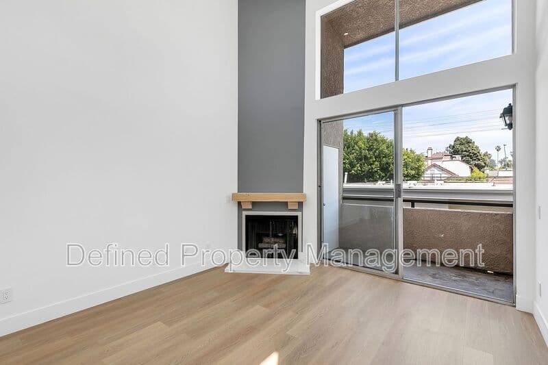 Los Angeles Condo: 12420 Woodgreen St