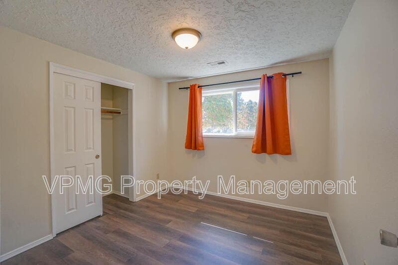 Vancouver House: 8718 Northeast 95th Street