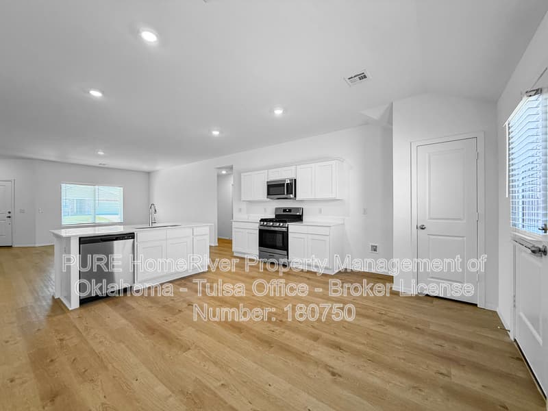 Broken Arrow House: 1624 E Gary St