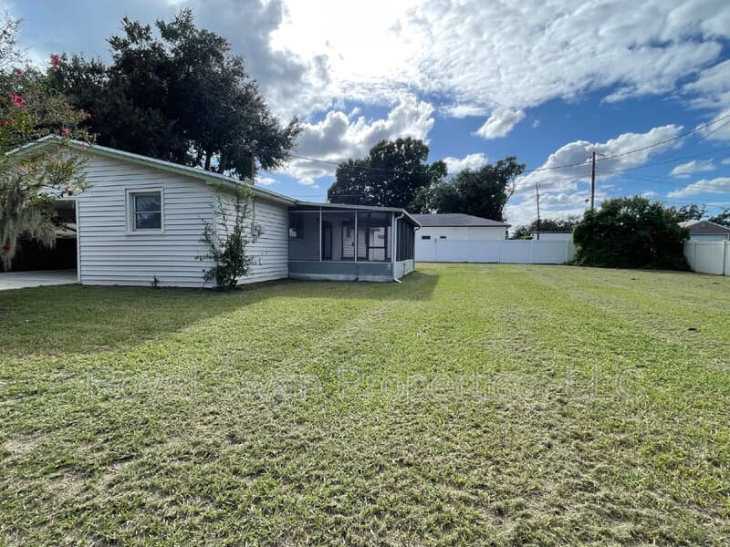 Lakeland House: 303 Thornwood Way