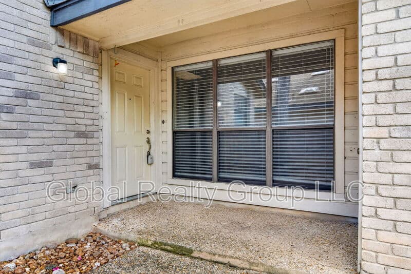 Universal City House: 118 Golden Way