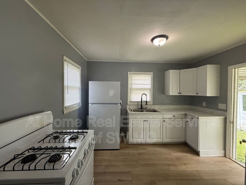 Springfield House: 521 W High St