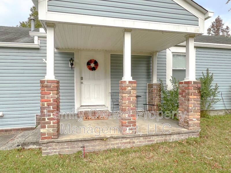 Summerville House: 806-B N Magnolia St
