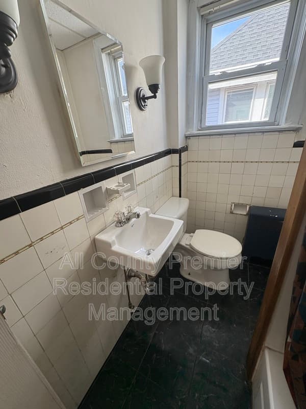 Hamilton Condo: 717 Schiller Avenue