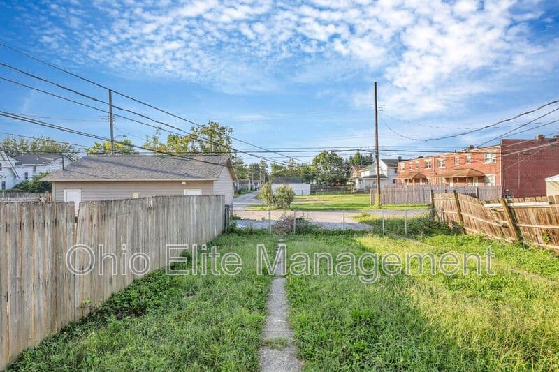 Columbus House: 2545 Sullivant Ave