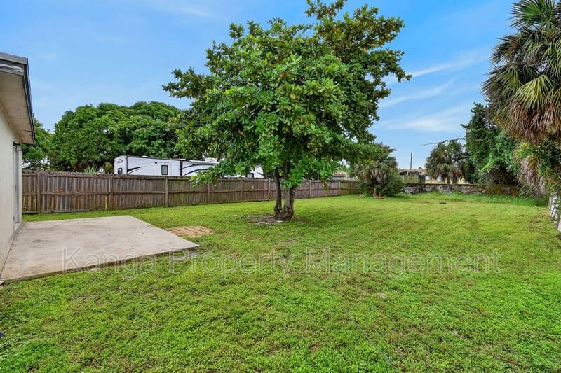 Riviera Beach House: 1037 W 28Th St