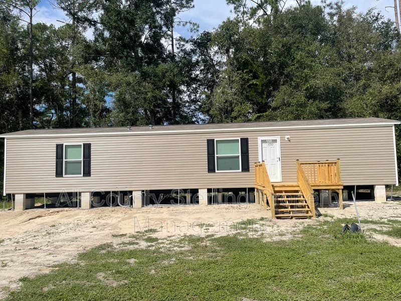 Lake City House: 150 SE Perfect Court