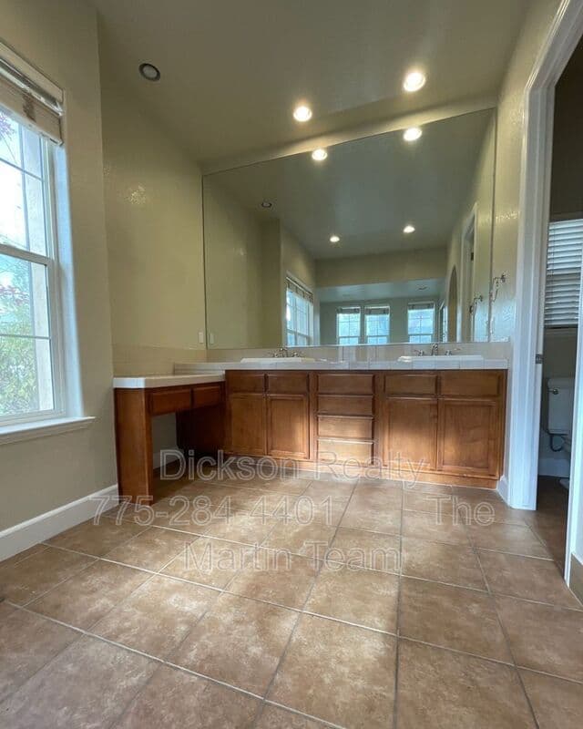 Reno House: 1850 Sun Shadow Court