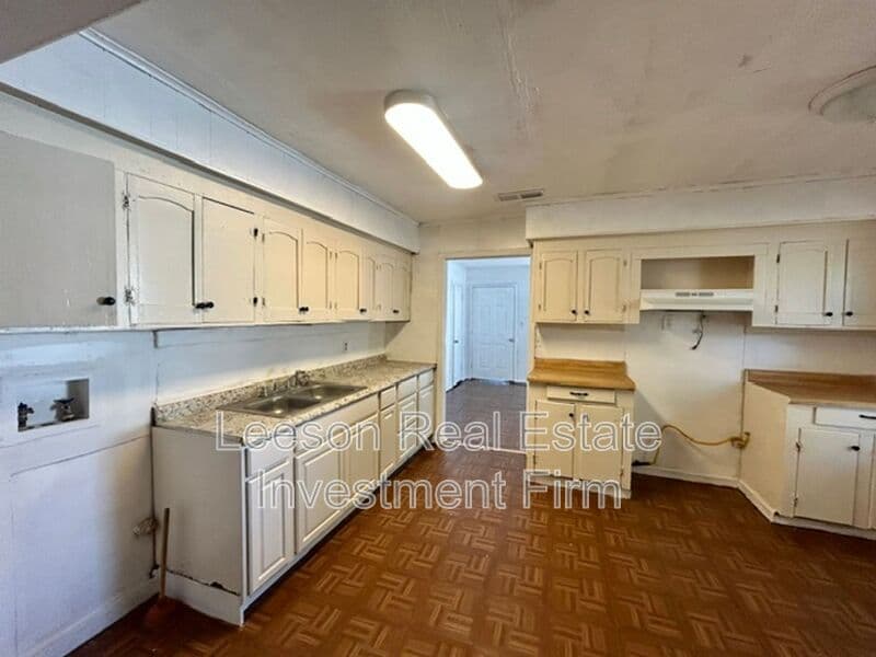 Shreveport House: 3054 Amherst St.