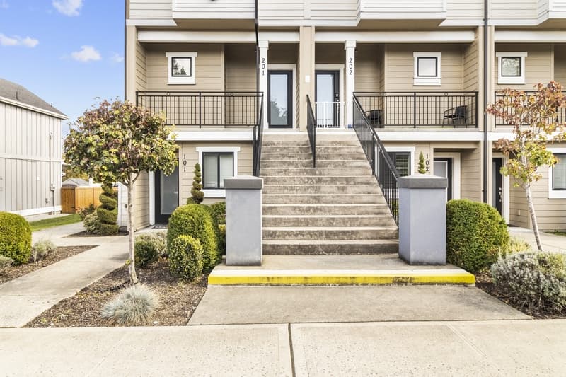 Tacoma Condo: Allenmore Brownstones 2335 State Street - 101