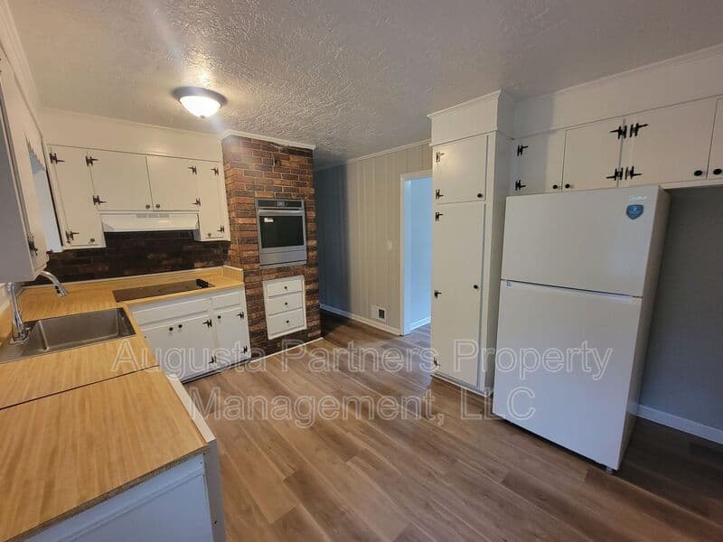 Augusta House: 323 Pineview Drive