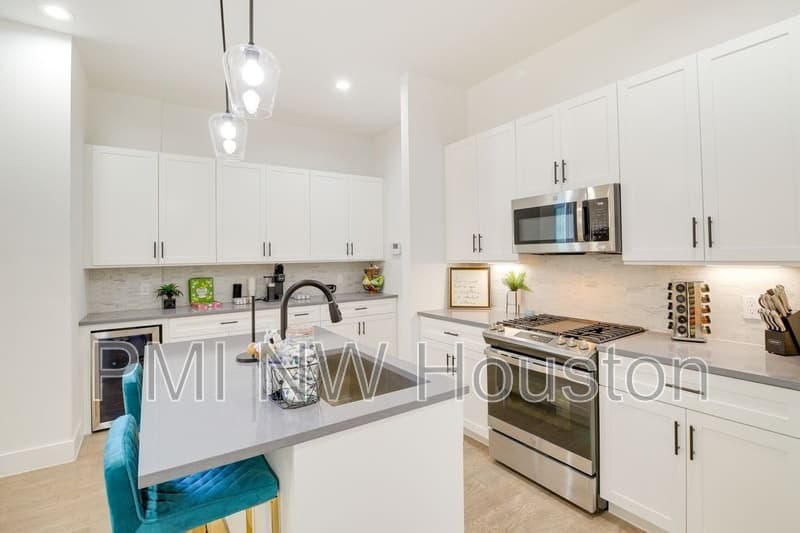 Houston House: 4706 Market St