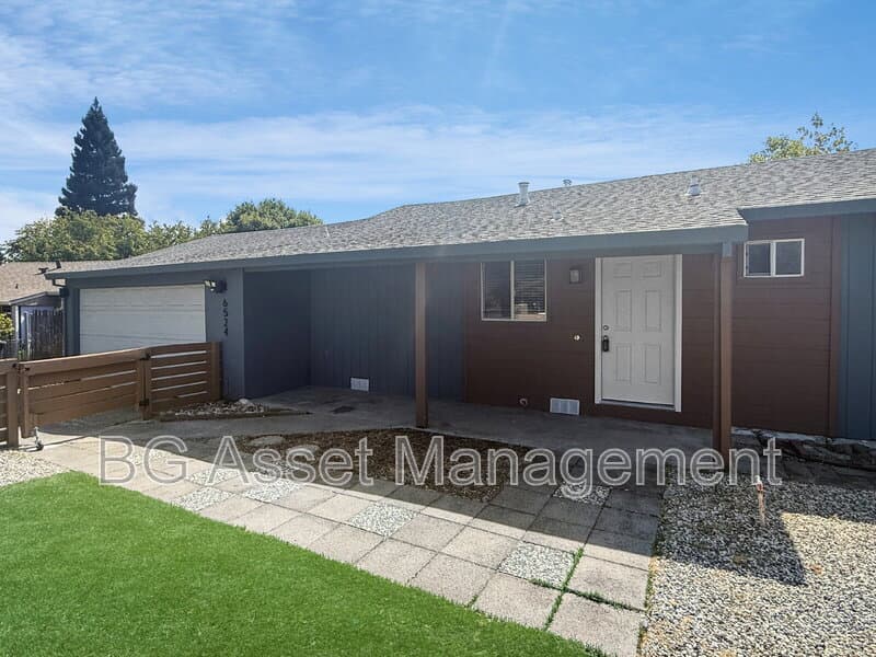 Carmichael House: 6524 Miles Ln