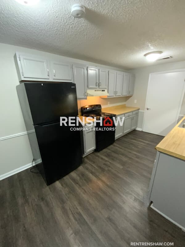 Trenton House: 900 S College St