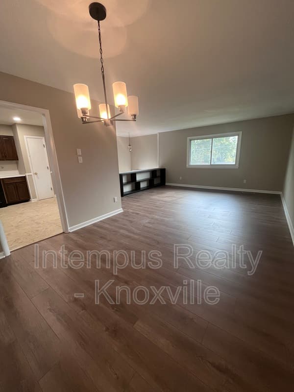 Knoxville House: 10917 Sonja Dr