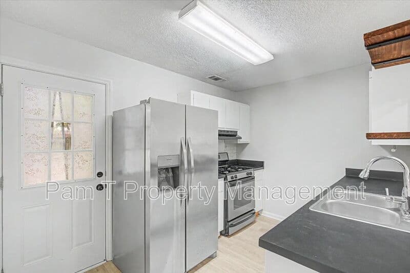 Savannah Townhome: 128 Fox Chase Road