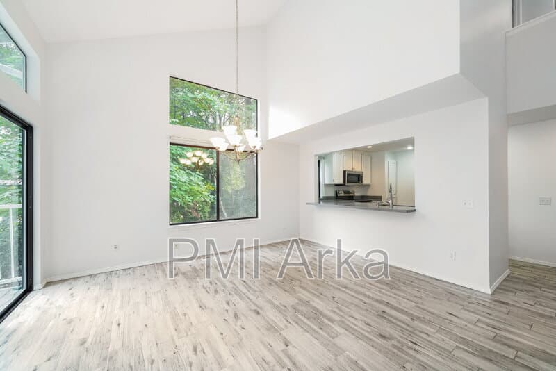 Kirkland House: 11818 NE 105th Ct