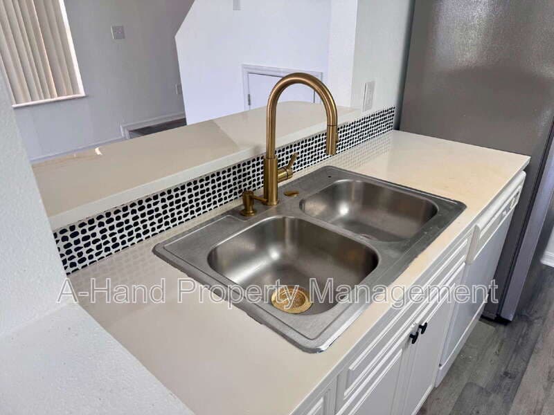 Davenport Condo: 439 Coconut Palm Way