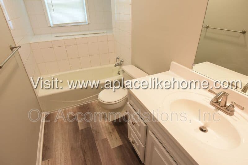 Olathe House: 14120 S Raintree Dr