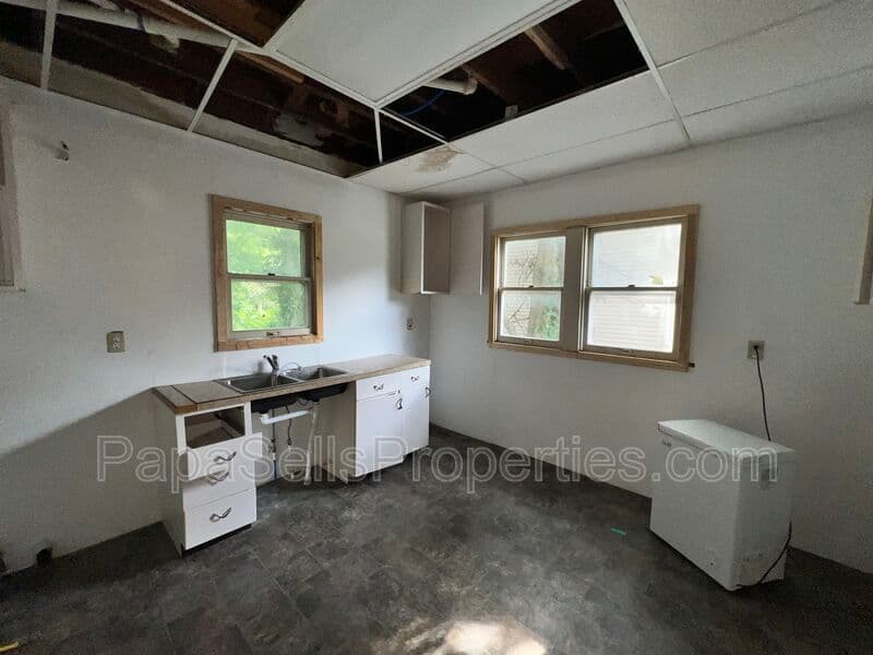Decatur House: 327 E Stuart Ave
