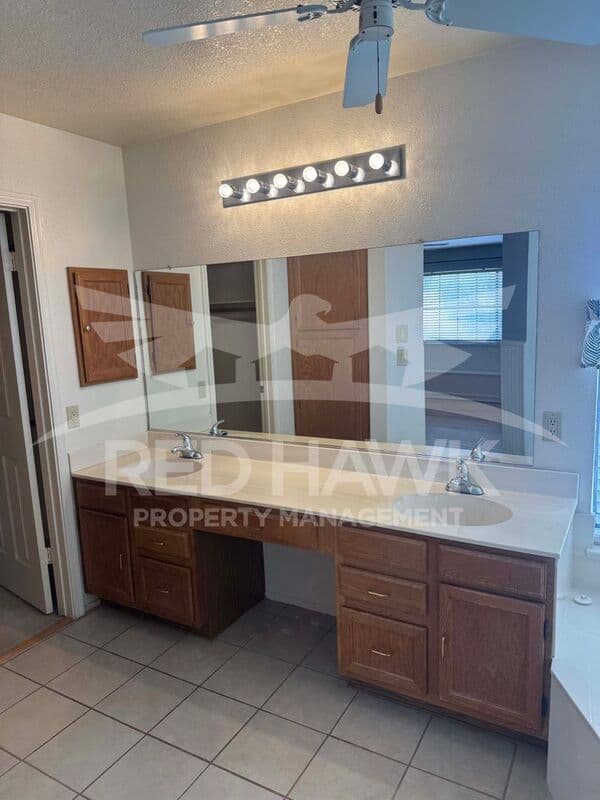 Tempe House: 25 W La Vieve Ln